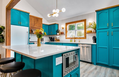 St. Elmo Improvement League House | The Jade | Stunning, On Walking Path w Hot tub & Pool