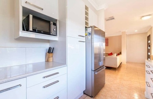 Victoria Park House | The Jewel of Vic Park bfamily home 3BD 2BTH
