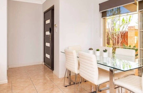 Victoria Park House | The Jewel of Vic Park bfamily home 3BD 2BTH