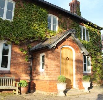 Tarporley Apartment | The Jockey Room Hideaway