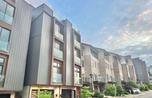 South Side Slopes Apartment | The Josephine Villa by Luxe PGH