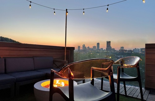 South Side Slopes Apartment | The Josephine Villa by Luxe PGH
