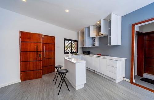 Yaounde House | The Kamp: 2 Apts w/Lounge, Bathtub, AC, WiFi, Smart TV, Laundry & 24/7 Security