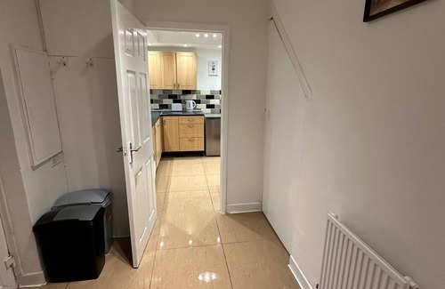 Crawley City Centre House | The Kilnwood House - cosy 3-bedroom house close to Gatwick & Crawley Town Centre