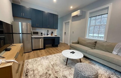 Old Town Alexandria Apartment | The King Suite at Prince Street Inn, ADA Accessible