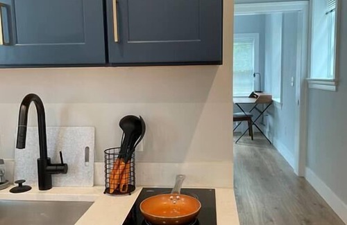 Old Town Alexandria Apartment | The King Suite at Prince Street Inn, ADA Accessible