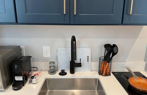 Old Town Alexandria Apartment | The King Suite at Prince Street Inn, ADA Accessible