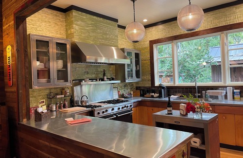 Anderson Valley House | The Knotty Oak - 3 Houses/Sleeps 26 in Philo - Weddings/Retreats/Families
