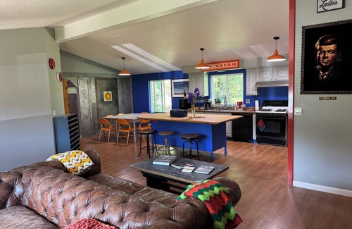 Anderson Valley House | The Knotty Oak - 3 Houses/Sleeps 26 in Philo - Weddings/Retreats/Families
