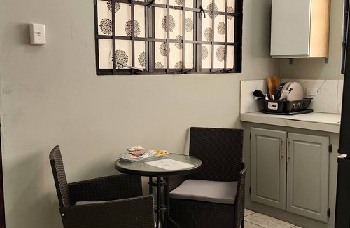 St. Helena Apartment | The Layover - 6mins from the 🛫 great for layovers and long stays - Sleeps 1-4