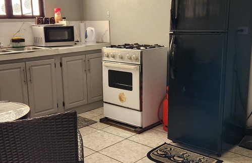 St. Helena Apartment | The Layover - 6mins from the 🛫 great for layovers and long stays - Sleeps 1-4