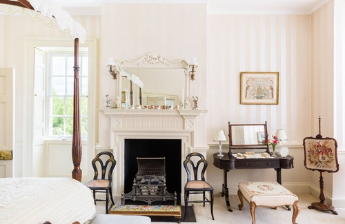 Kemerton Bed & Breakfast | The Lake Room - Upper Court Manor