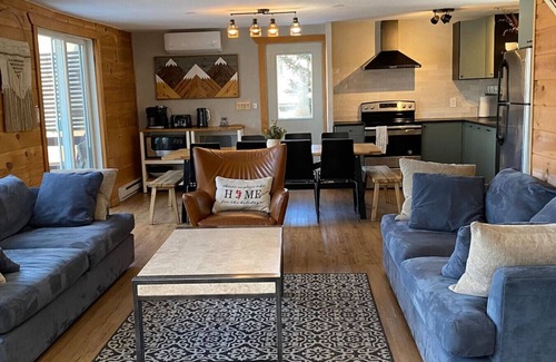 Hunter Cabin | THE LAKEFRONT CHALET - SKI, RIDE, GOLF, BIKE, HIKE