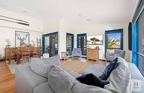 Kalkite House | The Lakehouse - On the shores of Lake Jindabyne in the Snowy Mountainsnn