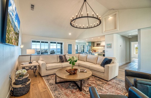 Kelseyville House | The Lakehouse. Spectacular Lake & Moutain Views, Pool, private marina & dock.