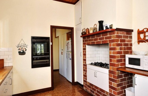 Tea Gardens House | The Lakes Cottage – Traditional Tea Gardens Cottage