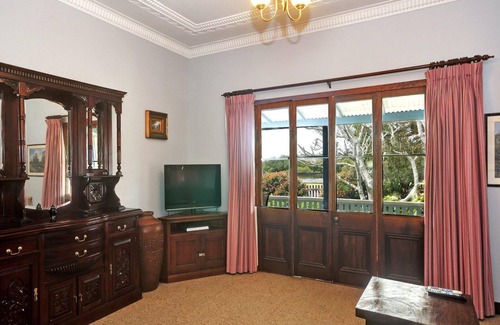 Tea Gardens House | The Lakes Cottage – Traditional Tea Gardens Cottage