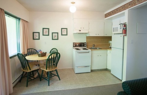Okanagan-Similkameen Cabin | The Lakeside Resort