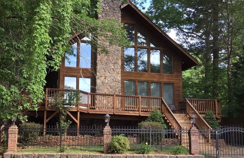 Southmont House | The Lakeview House - access to pier/dock, fire pit and lake access