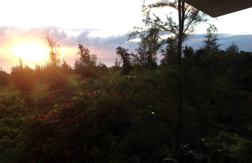 Honokaa Cottage | "The land of Sunshine" - fantastic ocean views, peaceful, romantic getaway