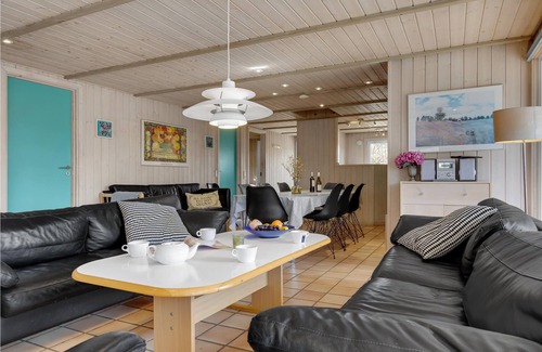 Udsholt Sand House | The large cottage with indoor pool, whirlpool for 6 and sauna welcomes you on a level plot, which is