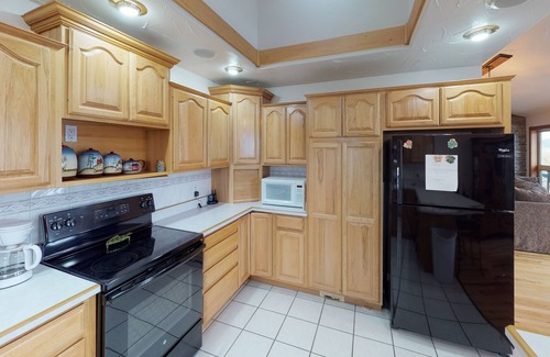 Ennis House | The Last Best Place- The Valley View - Five Bedrooms 3 Baths -multilevel deck