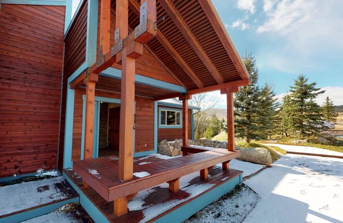 Ennis House | The Last Best Place- The Valley View - Five Bedrooms 3 Baths -multilevel deck