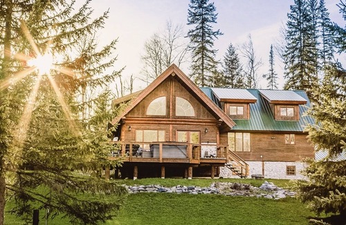 Blaeberry House | The Lazy Elk - Spacious mountain view Lodge with hot tub