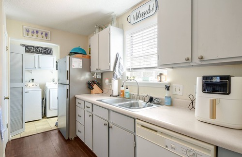 Lago Vista House | The Lazy Lakehouse - All LVPOA Amenities Available - Pool/Fitness/Lake Access