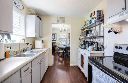Lago Vista House | The Lazy Lakehouse - All LVPOA Amenities Available - Pool/Fitness/Lake Access