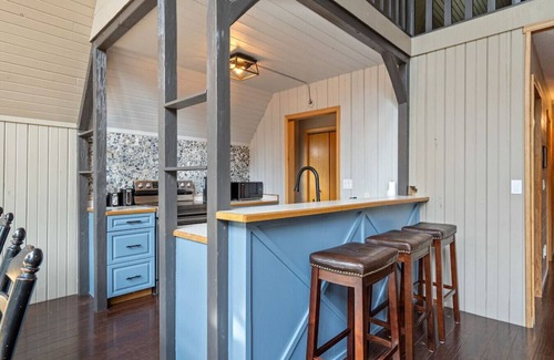 East Kootenay Cabin | The Legacy Cabin | Hot Tub | Huge Fenced Yard