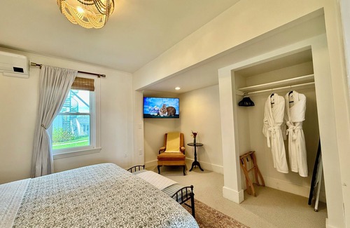 Boothbay Harbor Hotel | The legendary Admirals Suite! Boothbay Harbor 2-Room King Suite w/Bedroom and study