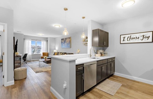 Newark Apartment | The Lennox Stay - Luxury Apartment/Free Parking