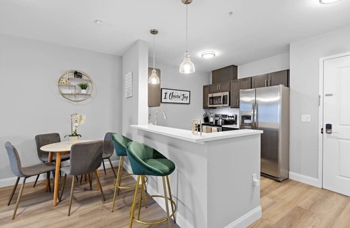 Newark Apartment | The Lennox Stay - Luxury Apartment/Free Parking