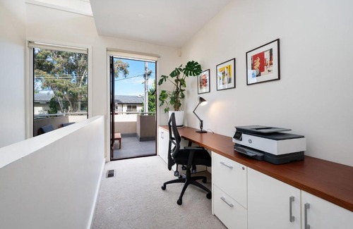 Glen Iris House | The Light House - Close to Harold Holt Swim Centre