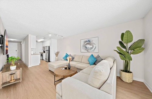 Marina del Rey Apartment | The Lilas-3BR Venice Beach Retreat with View, Pool & Hot Tub