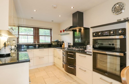 Darley Dale Cottage | THE LILLIES, family friendly, with a garden in Bakewell