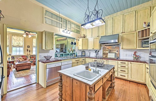 Glen Rose House | The Lilly House: Historic Glen Rose Home w/Porch!