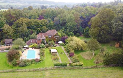 Great Missenden House | The Limes Country House with Heated Pool & Hot Tub