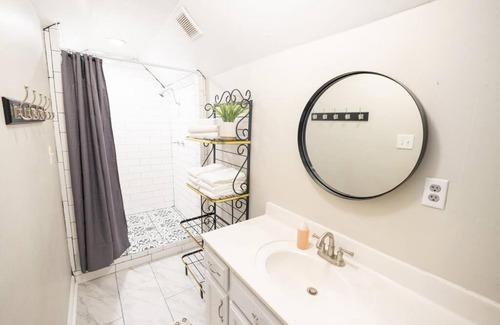 Midtown House | The Linden House - Contemporary & Spacious Home in Heart of Midtown Memphis!