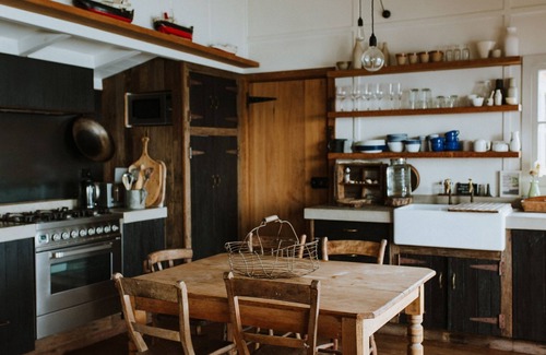 Great Mackerel Beach Cottage | The Little Black Shack