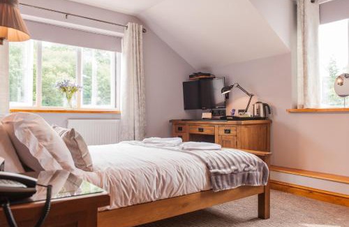 Cwm Frwd Oer Hotel | The Little Crown Inn