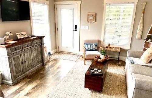 Pottsboro House | The Little Getaway-Sleeps 4, Firepit, Pet friendly