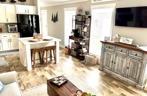 Pottsboro House | The Little Getaway-Sleeps 4, Firepit, Pet friendly