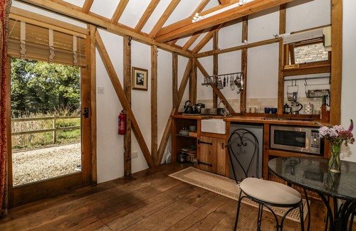 New Forest District Cottage | THE LITTLE GRANARY, pet friendly in Fordingbridge