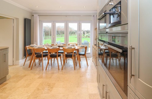 Malmesbury Cottage | THE LITTLE PADDOCK, pet friendly, with hot tub in Malmesbury