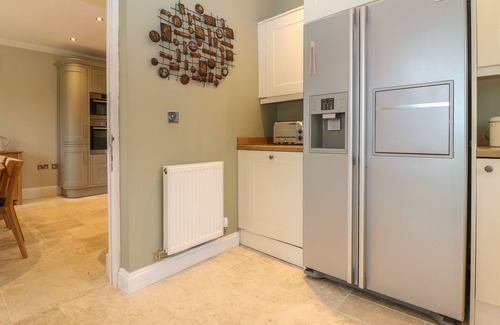 Malmesbury Cottage | THE LITTLE PADDOCK, pet friendly, with hot tub in Malmesbury