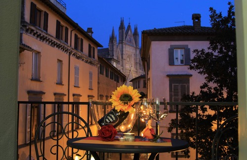 Orvieto Apartment | The little terrace on the cathedral