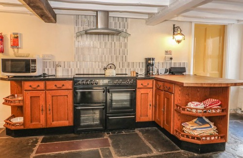 Bala Cottage | THE LITTLE WHITE HOUSE, pet friendly, with a garden in Bala