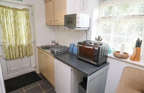 Landewednack Cottage | THE LOBSTER POT, romantic, country holiday cottage in The Lizard